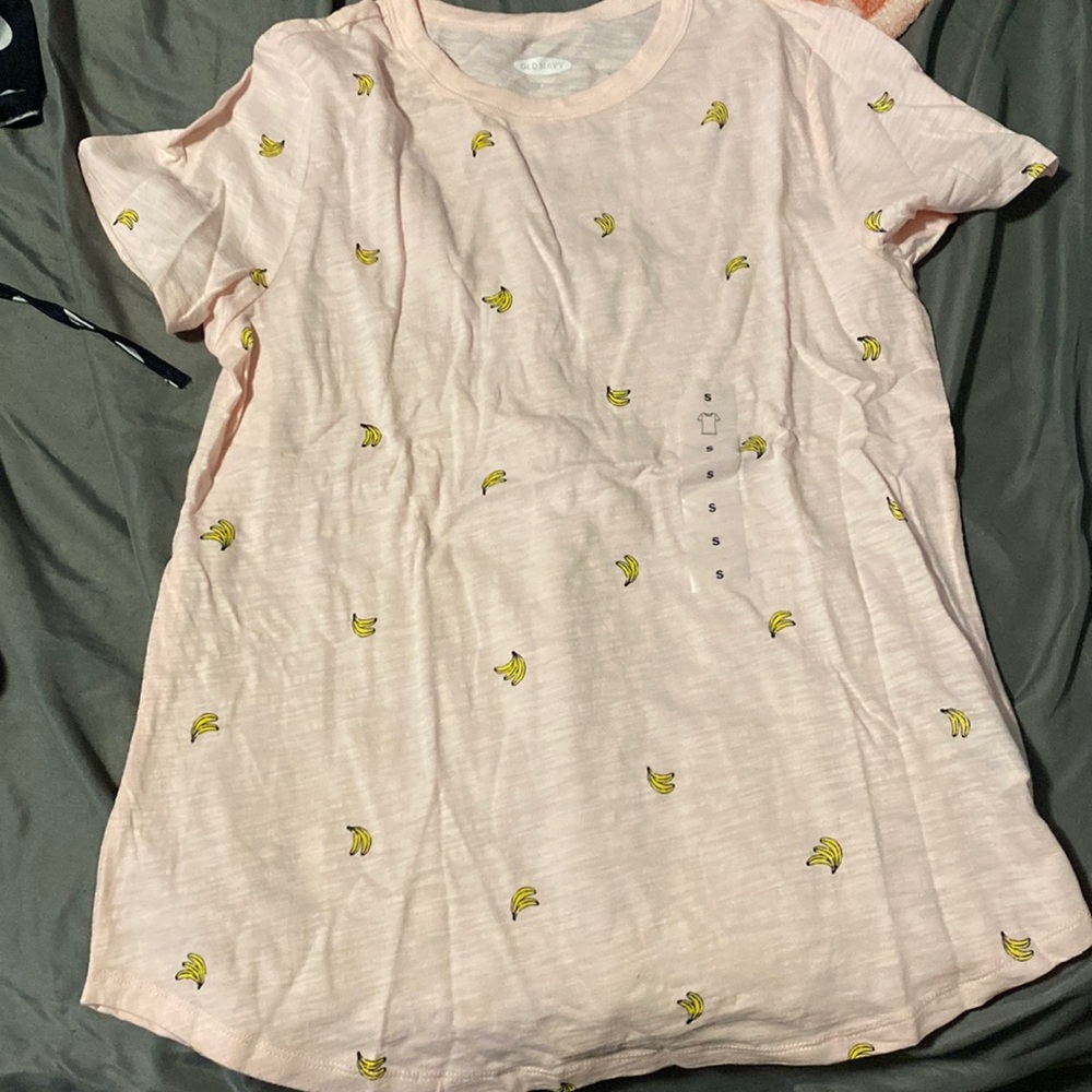 Pink t shirt w bananas on it